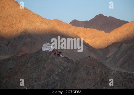 Tsemo Maitreya Tempel, Tsemo Goenkhang Schutztempel wie gegen Berge und blauen Himmel bei Sonnenuntergang von Shanti Stupa, Leh, Ladakh, Indien gesehen Stockfoto