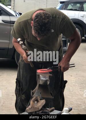 Ein Farrier bei der Arbeit Stockfoto