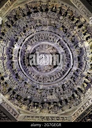 Ugra Narasimha Schnitzerei auf Deckenstein des Chennakesava Tempels, Belur, Karnataka, Indien Stockfoto