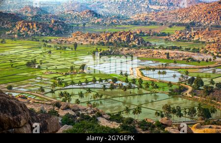 Rocky Mountain mit Reisfeld Aufnahme ist auf Anjeyanadri Hill hampi karnataka india. Der Blick von hier ist ruhig und atemberaubend. Stockfoto