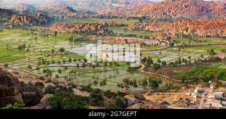 Rocky Mountain mit Reisfeld Aufnahme ist auf Anjeyanadri Hill hampi karnataka india. Der Blick von hier ist ruhig und atemberaubend. Stockfoto