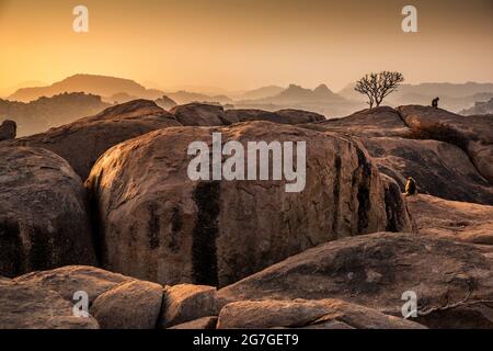 Sonnenuntergang Ansicht von Kishkinda, Anjanadri Hügel, (Monkey Temple) Anjaneya Parvat, der Geburtsort von Hanuman Gott, Hampi, Karnataka, Indien. Stockfoto