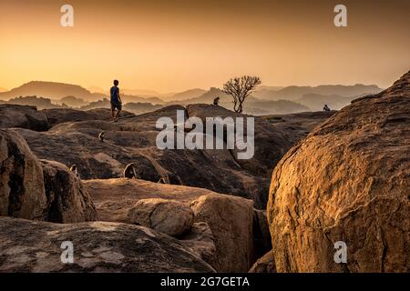 Sonnenuntergang Ansicht von Kishkinda, Anjanadri Hügel, (Monkey Temple) Anjaneya Parvat, der Geburtsort von Hanuman Gott, Hampi, Karnataka, Indien. Stockfoto