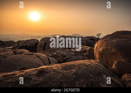 Sonnenuntergang Ansicht von Kishkinda, Anjanadri Hügel, (Monkey Temple) Anjaneya Parvat, der Geburtsort von Hanuman Gott, Hampi, Karnataka, Indien. Stockfoto