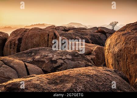 Sonnenuntergang Ansicht von Kishkinda, Anjanadri Hügel, (Monkey Temple) Anjaneya Parvat, der Geburtsort von Hanuman Gott, Hampi, Karnataka, Indien. Stockfoto