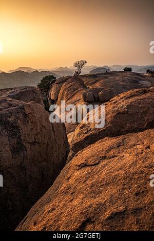 Sonnenuntergang Ansicht von Kishkinda, Anjanadri Hügel, (Monkey Temple) Anjaneya Parvat, der Geburtsort von Hanuman Gott, Hampi, Karnataka, Indien. Stockfoto