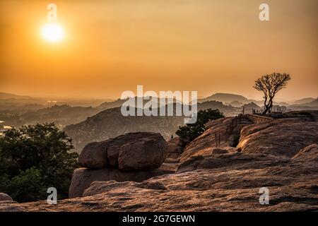 Sonnenuntergang Ansicht von Kishkinda, Anjanadri Hügel, (Monkey Temple) Anjaneya Parvat, der Geburtsort von Hanuman Gott, Hampi, Karnataka, Indien. Stockfoto