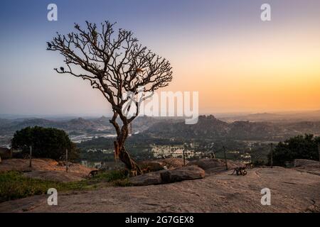 Sonnenuntergang Ansicht von Kishkinda, Anjanadri Hügel, (Monkey Temple) Anjaneya Parvat, der Geburtsort von Hanuman Gott, Hampi, Karnataka, Indien. Stockfoto