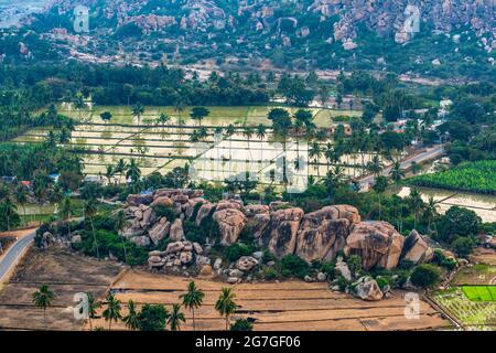 Rocky Mountain mit Reisfeld Aufnahme ist auf Anjeyanadri Hill hampi karnataka india. Der Blick von hier ist ruhig und atemberaubend. Stockfoto