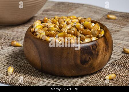 Peruanische Snacks. Gebratene Maiskerne in Holzschüssel. Peruanisches Essen. Stockfoto