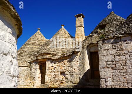 Ein Trullo (Plural, Trulli) ist eine traditionelle apulische Trockensteinhütte mit einem kegelförmigen Dach. Trulli als Touristenattraktion. Alberobello, Italien Stockfoto