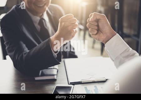 Teamarbeit der Geschäftsmann Partnerschaft geben Faust Stoß zu begrüßen Start-up-Business-Strategie-Projekt. Stockfoto