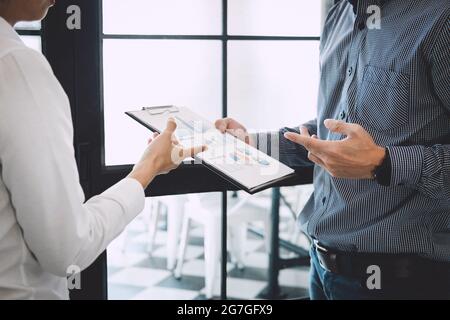 Kollegen aus dem Geschäftsteam treffen sich zu einer Konferenz mit professionellen Investoren, die eine neue Marketingstrategie für Projektdiskussion und Analysedaten erarbeiten Stockfoto