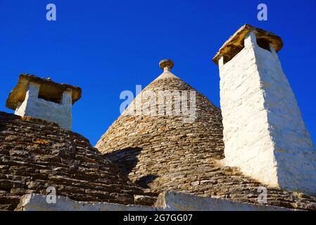 Ein Trullo (Plural, Trulli) ist eine traditionelle apulische Trockensteinhütte mit einem kegelförmigen Dach. Trulli als Touristenattraktion. Alberobello, Italien Stockfoto
