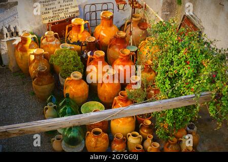 Ein Trullo (Plural, Trulli) ist eine traditionelle apulische Trockensteinhütte mit einem kegelförmigen Dach. Trulli als Touristenattraktion. Alberobello, Italien Stockfoto