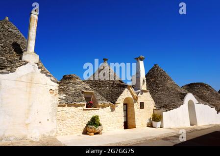 Ein Trullo (Plural, Trulli) ist eine traditionelle apulische Trockensteinhütte mit einem kegelförmigen Dach. Trulli als Touristenattraktion. Alberobello, Italien Stockfoto