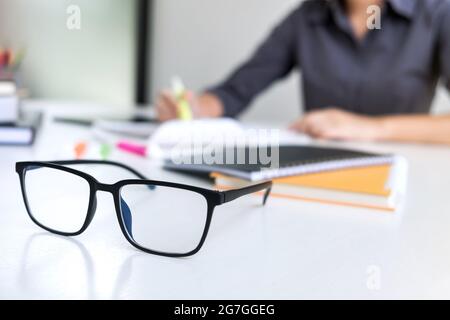 Bilder von Studenten Hände Schreiben in Buch während der Vorlesung Ausbildung Studenten Hochschule der Universität, Lesen, Lernen, Technologie und Prüfung. Educ Stockfoto