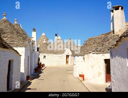 Ein Trullo (Plural, Trulli) ist eine traditionelle apulische Trockensteinhütte mit einem kegelförmigen Dach. Trulli als Touristenattraktion. Alberobello, Italien Stockfoto