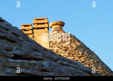 Ein Trullo (Plural, Trulli) ist eine traditionelle apulische Trockensteinhütte mit einem kegelförmigen Dach. Trulli als Touristenattraktion. Alberobello, Italien Stockfoto
