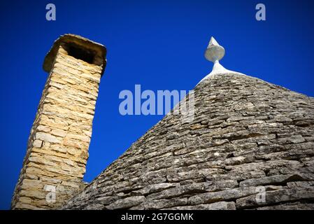 Ein Trullo (Plural, Trulli) ist eine traditionelle apulische Trockensteinhütte mit einem kegelförmigen Dach. Trulli als Touristenattraktion. Alberobello, Italien Stockfoto