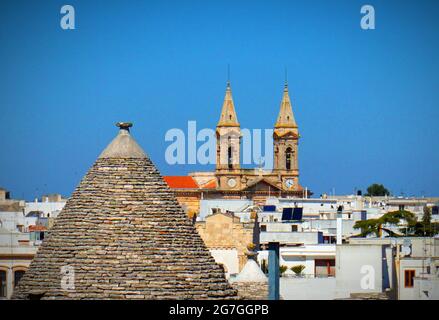 Ein Trullo (Plural, Trulli) ist eine traditionelle apulische Trockensteinhütte mit einem kegelförmigen Dach. Trulli als Touristenattraktion. Alberobello, Italien Stockfoto
