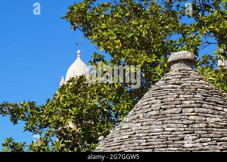 Ein Trullo (Plural, Trulli) ist eine traditionelle apulische Trockensteinhütte mit einem kegelförmigen Dach. Trulli als Touristenattraktion. Alberobello, Italien Stockfoto