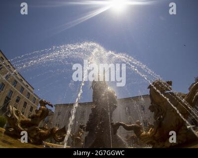 archimede Platz Brunnen syrakus ortigia italien Stockfoto