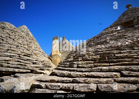 Ein Trullo (Plural, Trulli) ist eine traditionelle apulische Trockensteinhütte mit einem kegelförmigen Dach. Trulli als Touristenattraktion. Alberobello, Italien Stockfoto