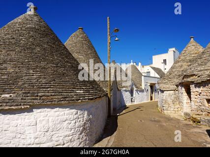 Ein Trullo (Plural, Trulli) ist eine traditionelle apulische Trockensteinhütte mit einem kegelförmigen Dach. Trulli als Touristenattraktion. Alberobello, Italien Stockfoto