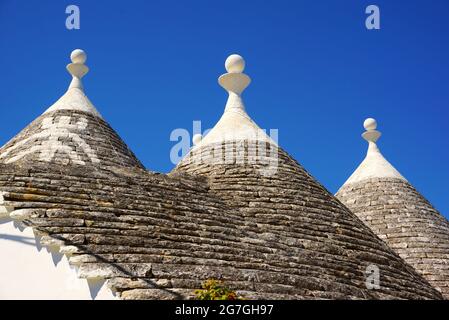Ein Trullo (Plural, Trulli) ist eine traditionelle apulische Trockensteinhütte mit einem kegelförmigen Dach. Trulli als Touristenattraktion. Alberobello, Italien Stockfoto