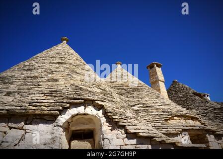 Ein Trullo (Plural, Trulli) ist eine traditionelle apulische Trockensteinhütte mit einem kegelförmigen Dach. Trulli als Touristenattraktion. Alberobello, Italien Stockfoto