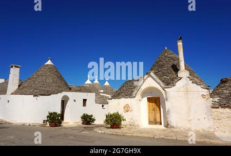 Ein Trullo (Plural, Trulli) ist eine traditionelle apulische Trockensteinhütte mit einem kegelförmigen Dach. Trulli als Touristenattraktion. Alberobello, Italien Stockfoto