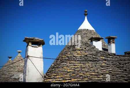 Ein Trullo (Plural, Trulli) ist eine traditionelle apulische Trockensteinhütte mit einem kegelförmigen Dach. Trulli als Touristenattraktion. Alberobello, Italien Stockfoto