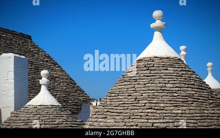 Ein Trullo (Plural, Trulli) ist eine traditionelle apulische Trockensteinhütte mit einem kegelförmigen Dach. Trulli als Touristenattraktion. Alberobello, Italien Stockfoto