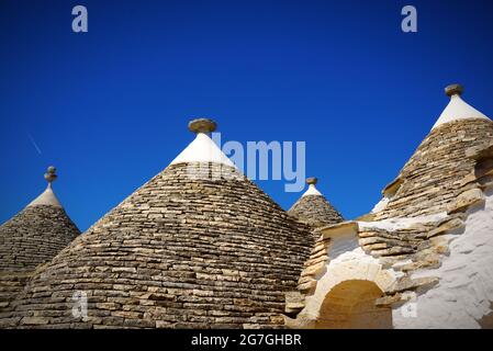Ein Trullo (Plural, Trulli) ist eine traditionelle apulische Trockensteinhütte mit einem kegelförmigen Dach. Trulli als Touristenattraktion. Alberobello, Italien Stockfoto