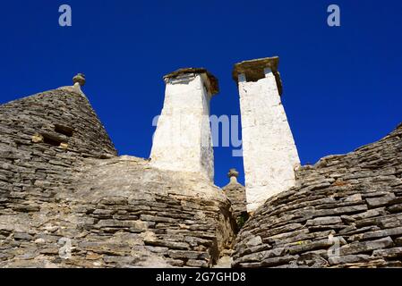 Ein Trullo (Plural, Trulli) ist eine traditionelle apulische Trockensteinhütte mit einem kegelförmigen Dach. Trulli als Touristenattraktion. Alberobello, Italien Stockfoto