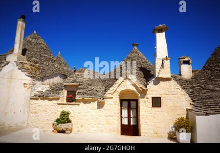 Ein Trullo (Plural, Trulli) ist eine traditionelle apulische Trockensteinhütte mit einem kegelförmigen Dach. Trulli als Touristenattraktion. Alberobello, Italien Stockfoto