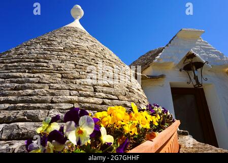 Ein Trullo (Plural, Trulli) ist eine traditionelle apulische Trockensteinhütte mit einem kegelförmigen Dach. Trulli als Touristenattraktion. Alberobello, Italien Stockfoto