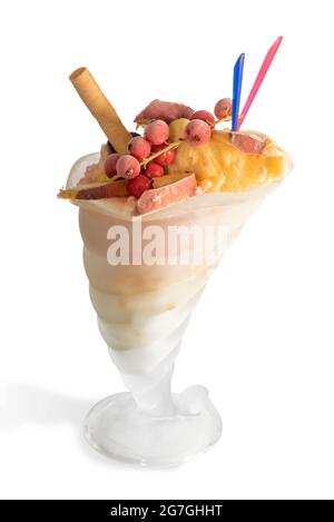 Pfirsich-Eis in Füllhorn-Glas mit Pfirsichscheiben und roter Johannisbeere isoliert auf weiß Stockfoto