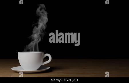 Weiße Kaffeetasse mit Rauch auf dunkelschwarzem Hintergrund Holz Stockfoto