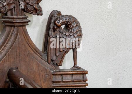 Geschnitzte Bänke am Ende Detail von Preening Eagle, St Mary's Church, Dennington, Suffolk, Großbritannien Stockfoto