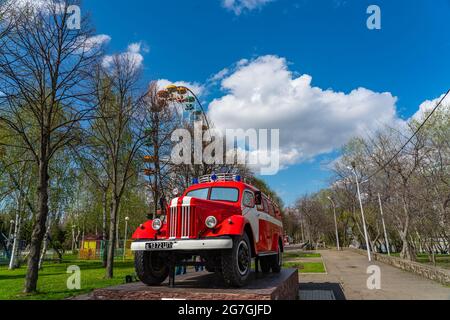 KRASNODAR - 21. MAI 2021: Feuerwehrauto Zil aus der Sowjetzeit, Feuerwehrauto Retro-Oldtimer in Krasnodar, Hintergrund blauer Wolkenhimmel Stockfoto
