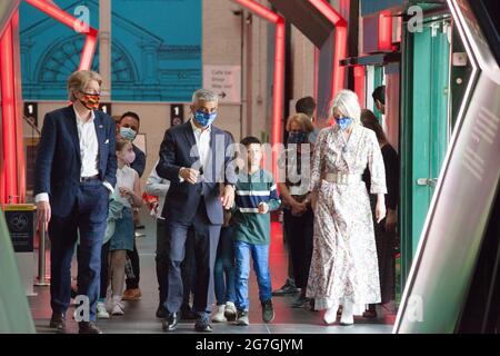 London, Großbritannien, 14. Juli 2021: Der Bürgermeister von London Sadiq Khan besuchte heute Morgen Covent Garden und das London Transport Museum, um seine Kampagne #LetsDoLondon zu starten. Ziel ist es, Touristen dazu zu ermutigen, das Zentrum Londons zu besuchen. Da er und Transport for London Masken auf der Londoner U-Bahn obligatorisch machen, ist zu hoffen, dass Touristen trotz steigender Coronavirus-Zahlen sicher reisen können. Im Museum musste er auf dem Fahrersitz eines Busses sitzen, der die Arbeit seines Vaters als Busfahrer ehrt. Mit ihm waren Justine Simons (stellvertretende Bürgermeisterin für Kultur und Kreativwirtschaft) und Sam Mullins (Direktorin des Lon Stockfoto