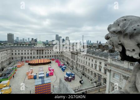 London, Großbritannien. 14. Juli 2021. Der Blick vom Dach des DODGE, einer großen Dodgem-Autofahrt, die im Innenhof des Somerset House für den Sommer eingerichtet wurde. Die Fahrt sowie die gesellschaftlich distanzierten Speisen- und Getränkepads in der Nähe sind vom 15. Juli bis 22. August für die Öffentlichkeit zugänglich. Kredit: Stephen Chung / Alamy Live Nachrichten Stockfoto