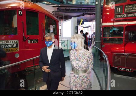 London, Großbritannien, 14. Juli 2021: Der Bürgermeister von London Sadiq Khan besuchte heute Morgen Covent Garden und das London Transport Museum, um seine Kampagne #LetsDoLondon zu starten. Ziel ist es, Touristen dazu zu ermutigen, das Zentrum Londons zu besuchen. Da er und Transport for London Masken auf der Londoner U-Bahn obligatorisch machen, ist zu hoffen, dass Touristen trotz steigender Coronavirus-Zahlen sicher reisen können. Im Museum musste er auf dem Fahrersitz eines Busses sitzen, der die Arbeit seines Vaters als Busfahrer ehrt. Mit ihm waren Justine Simons (stellvertretende Bürgermeisterin für Kultur und Kreativwirtschaft) und Sam Mullins (Direktorin des Lon Stockfoto