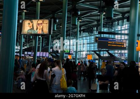 Touristen Am Flughafen Schiphol Niederlande 20-4-2019 Stockfoto