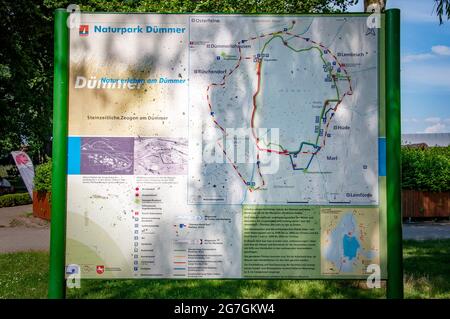 BOHMTE, DEUTSCHLAND. 27. JUNI 2021 Naturpark Dammer. Navigationsschalter, Karteninformationen für Touristen Stockfoto