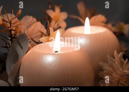 Brennende Kerzen mit Dekoration auf dunklem Hintergrund. Stockfoto