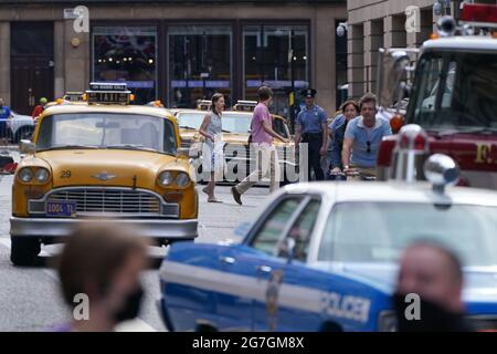 Besetzung und Crew in der Cochrane Street, Glasgow, vor den Dreharbeiten für den vermutlich neuen Indiana Jones 5-Film mit Harrison Ford. Bilddatum: Mittwoch, 14. Juli 2021. Stockfoto