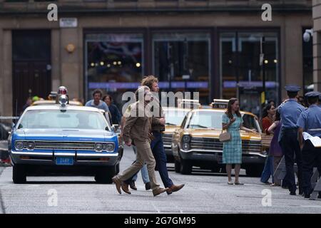 Besetzung und Crew in der Cochrane Street, Glasgow, vor den Dreharbeiten für den vermutlich neuen Indiana Jones 5-Film mit Harrison Ford. Bilddatum: Mittwoch, 14. Juli 2021. Stockfoto